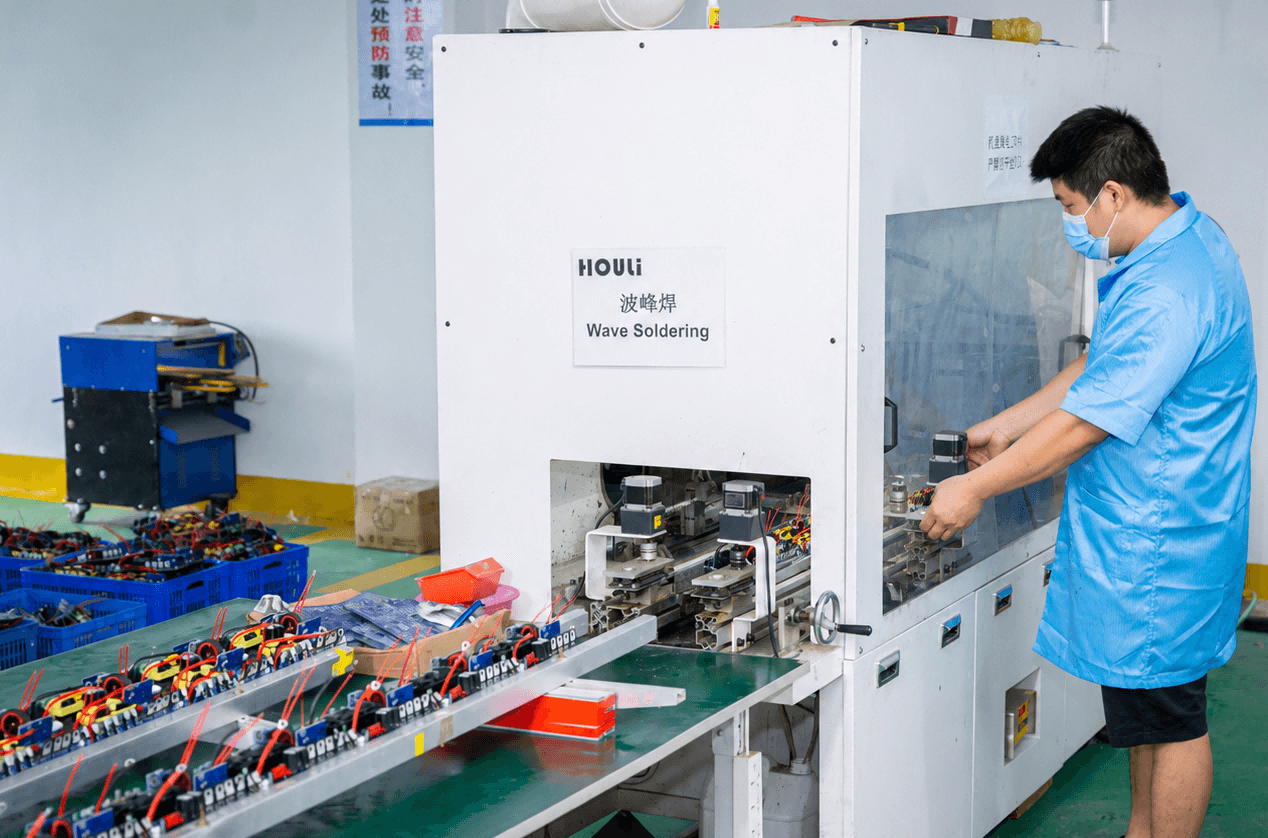 Wave soldering equipment in the HOULI production process